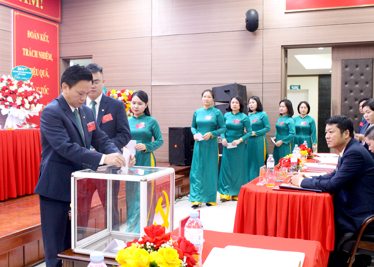 Các đại biểu bỏ phiếu bầu đoàn đại biểu đi dự Đại hội cấp trên.