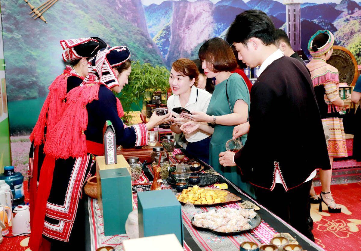 Một góc quảng bá, giới thiệu sản phẩm trà Shan tuyết Hà Giang bên lề diễn đàn.