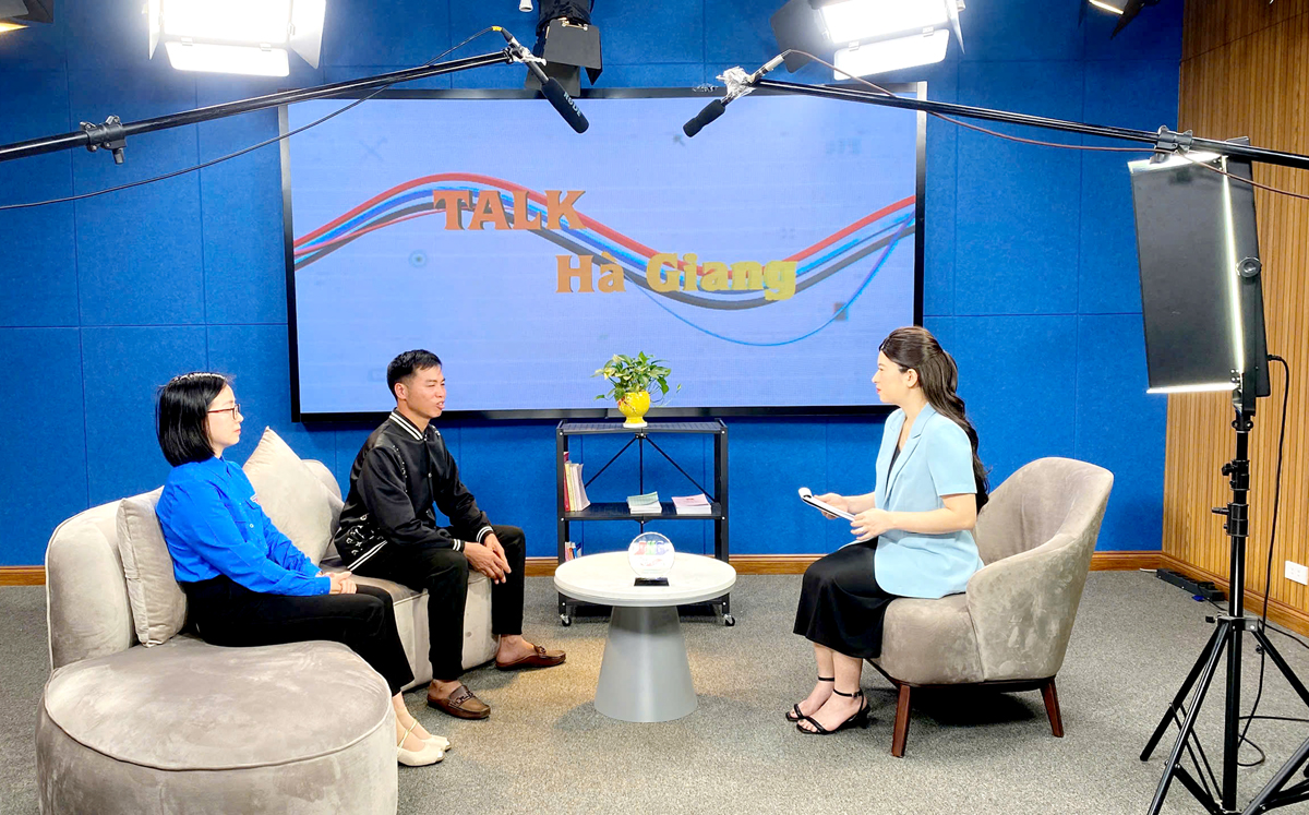 Sản xuất chương trình truyền hình internet tại trường quay của Báo Hà Giang.