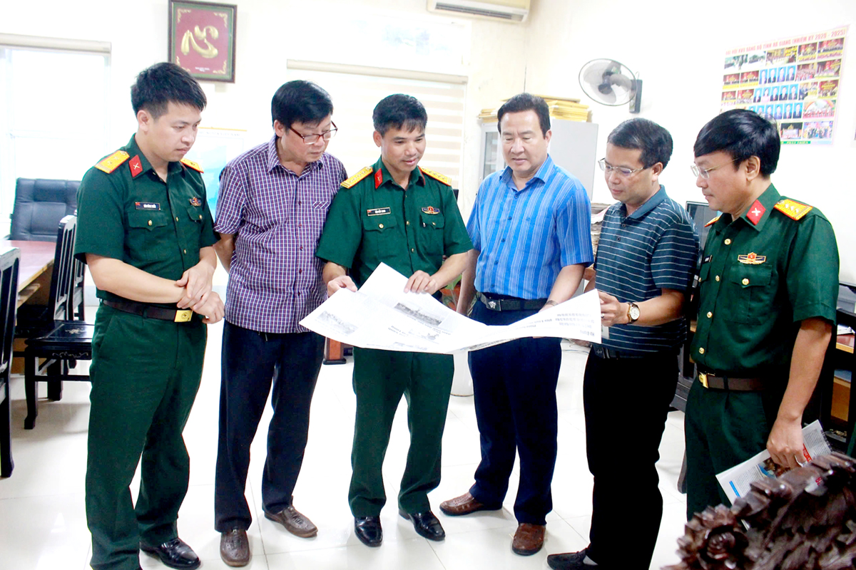 Báo Quân khu 2 tham quan, trao đổi kinh nghiệm làm báo tại Báo Hà Giang.
