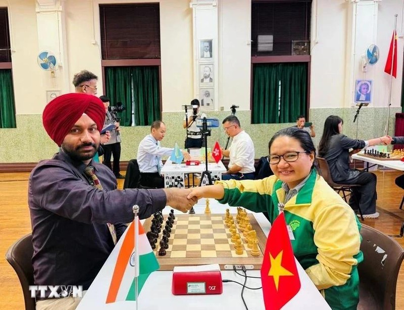 Vietnamese chess player Hoang Thi Bao Tram shakes hands with Indian player Arvinder Preet Singh before the match