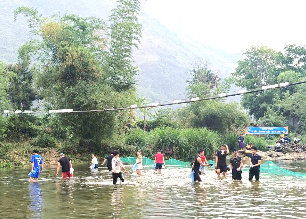Đông đảo người dân, du khách tham gia trò chơi bắt cá lòng suối.