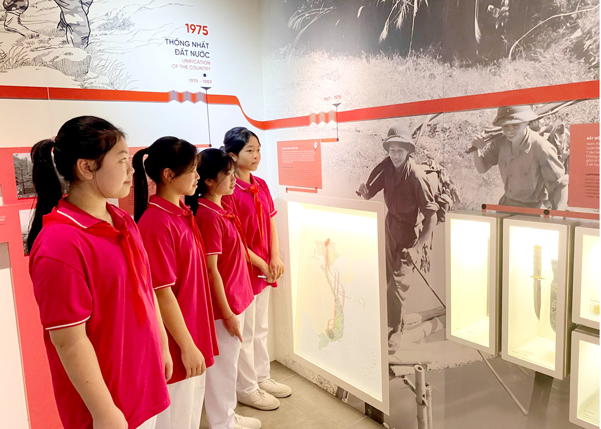 Học sinh tìm hiểu lịch sử cuộc kháng chiến chống đế quốc Mỹ tại Bảo tàng tỉnh.
					            Ảnh: HUY TOÁN