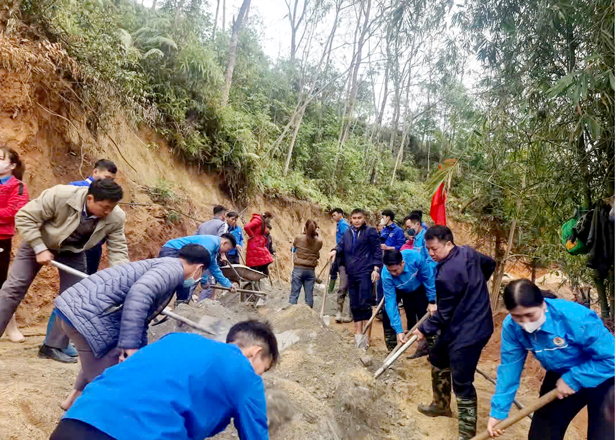 Huyện đoàn Hoàng Su Phì ra quân làm đường giao thông tại Lủng Pạc, xã Sán Sả Hồ.
