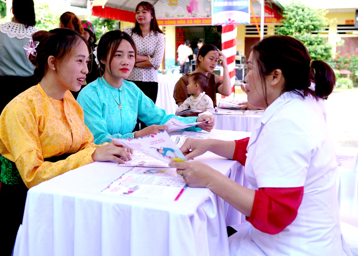 Healthcare worker educating women of reproductive age about HIV prevention in Sung La Commune, Dong Van District.