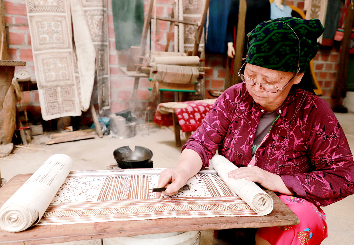Thổ cẩm của người Mông trên Cao nguyên đá Đồng Văn đã trở thành sản phẩm lưu niệm đặc trưng.
