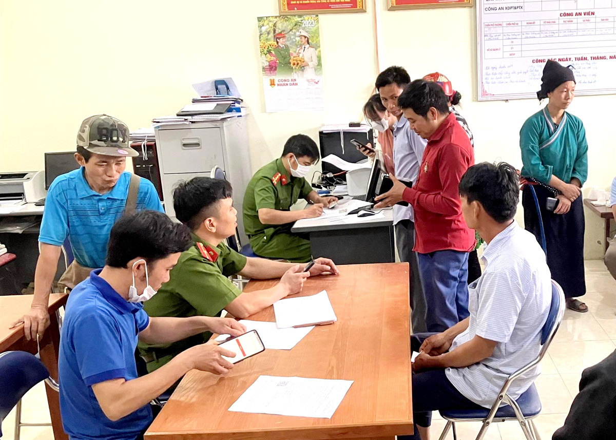 Công an hỗ trợ người dân xã Chiến Phố (Hoàng Su Phì) kích hoạt tài khoản định danh điện tử.