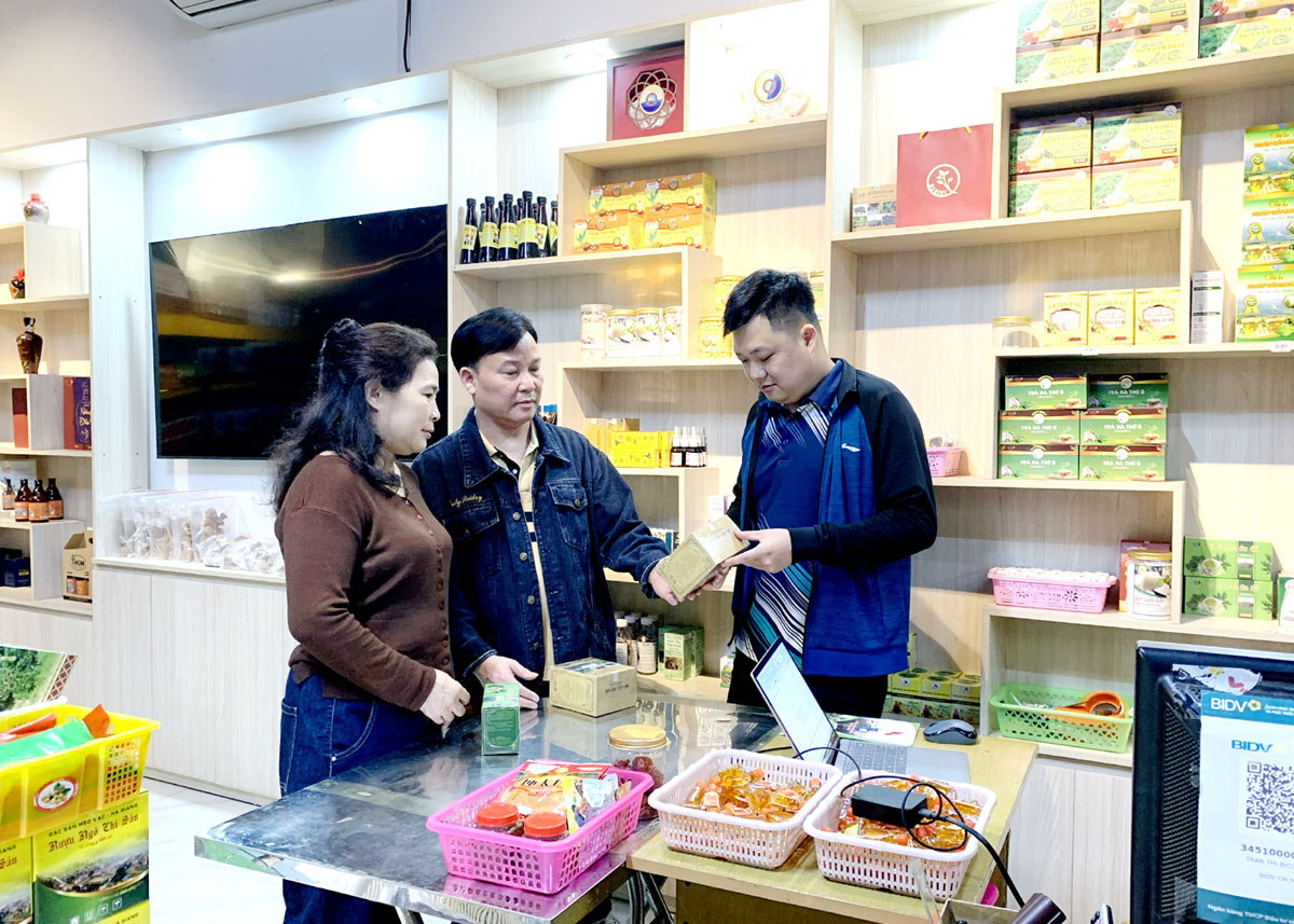 Sản phẩm OCOP của Hợp tác xã Nhật Minh được bày bán tại Gian hàng giới thiệu và bán các sản phẩm đặc trưng của tỉnh.