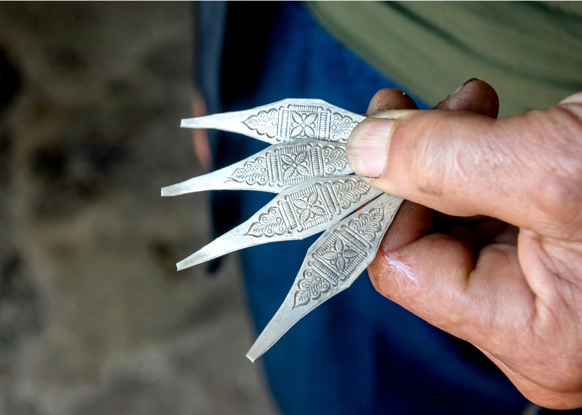 Silver jewellery products in Lao Xa are diverse, such as rings, bracelets, anklets, and necklaces. The delicate and unique carvings and patterns demonstrate the concentration and meticulousness of the artisans.