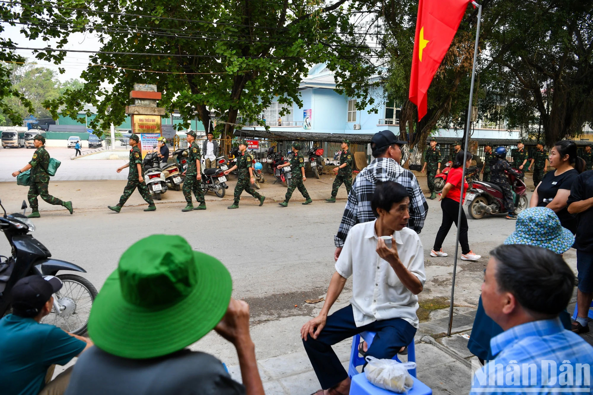 Người dân thành phố Điện Biên Phủ háo hức trước giờ Tổng duyệt.