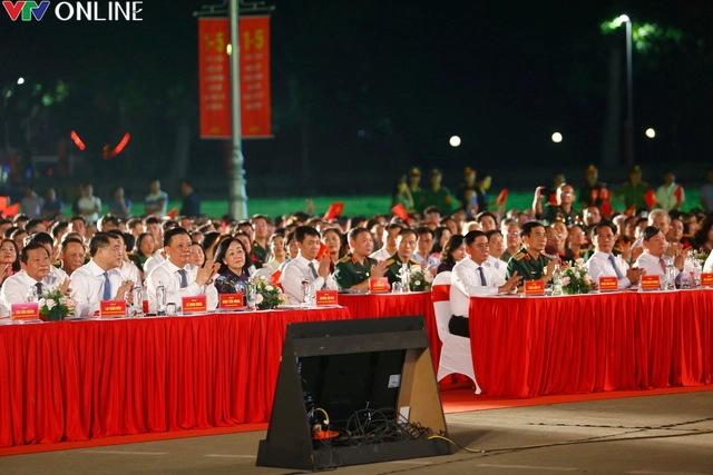 Ủy viên Bộ Chính trị, Thường trực Ban Bí thư, Trưởng Ban Tổ chức Trung ương Trương Thị Mai cùng các đại biểu tham dự cầu truyền hình tại điểm cầu Quảng trường Ba Đình, Hà Nội.