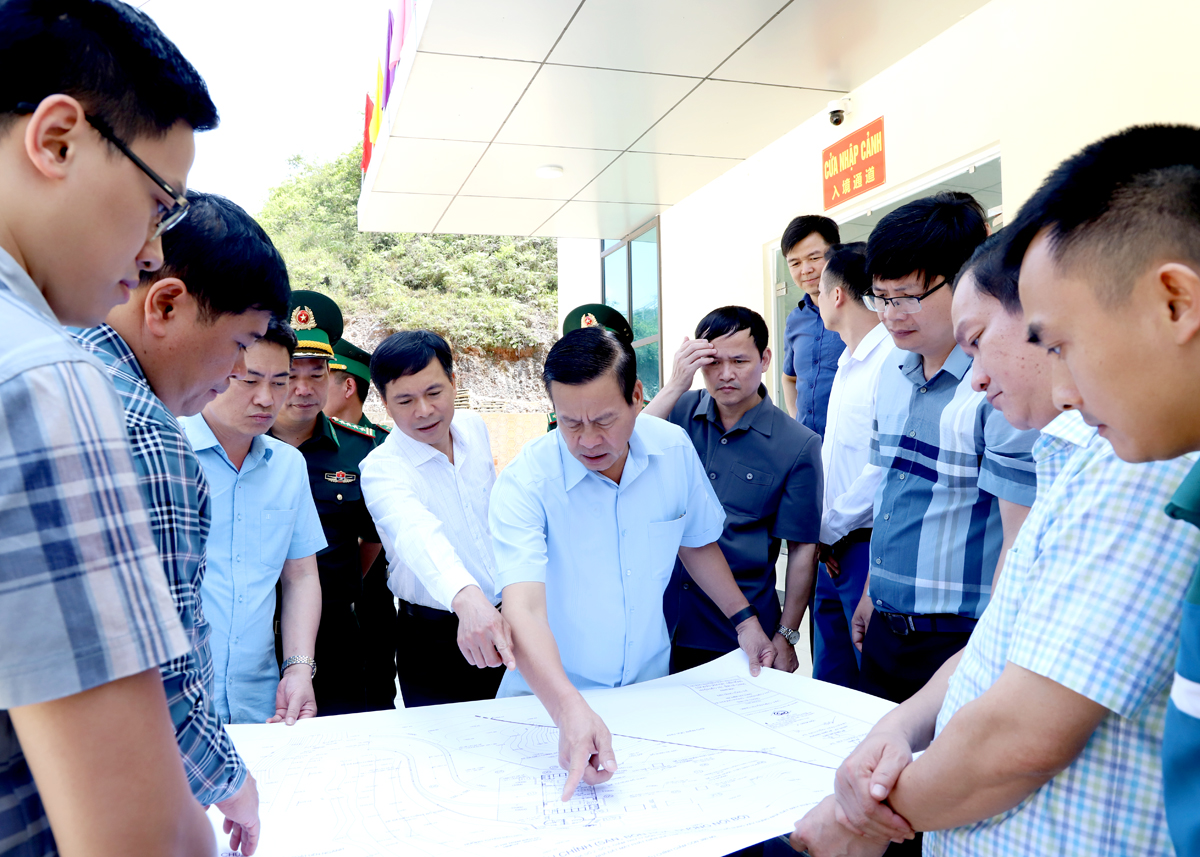 Chủ tịch UBND tỉnh Nguyễn Văn Sơn kiểm tra mặt bằng tổng thể Trạm kiểm soát liên ngành Cửa khẩu Săm Pun.