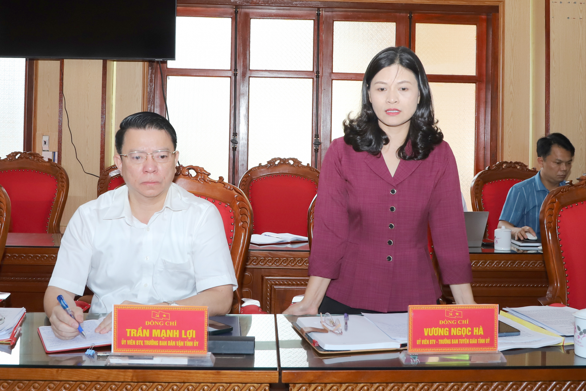 Trưởng ban Tuyên giáo Tỉnh ủy Vương Ngọc Hà thảo luận tại buổi làm việc.