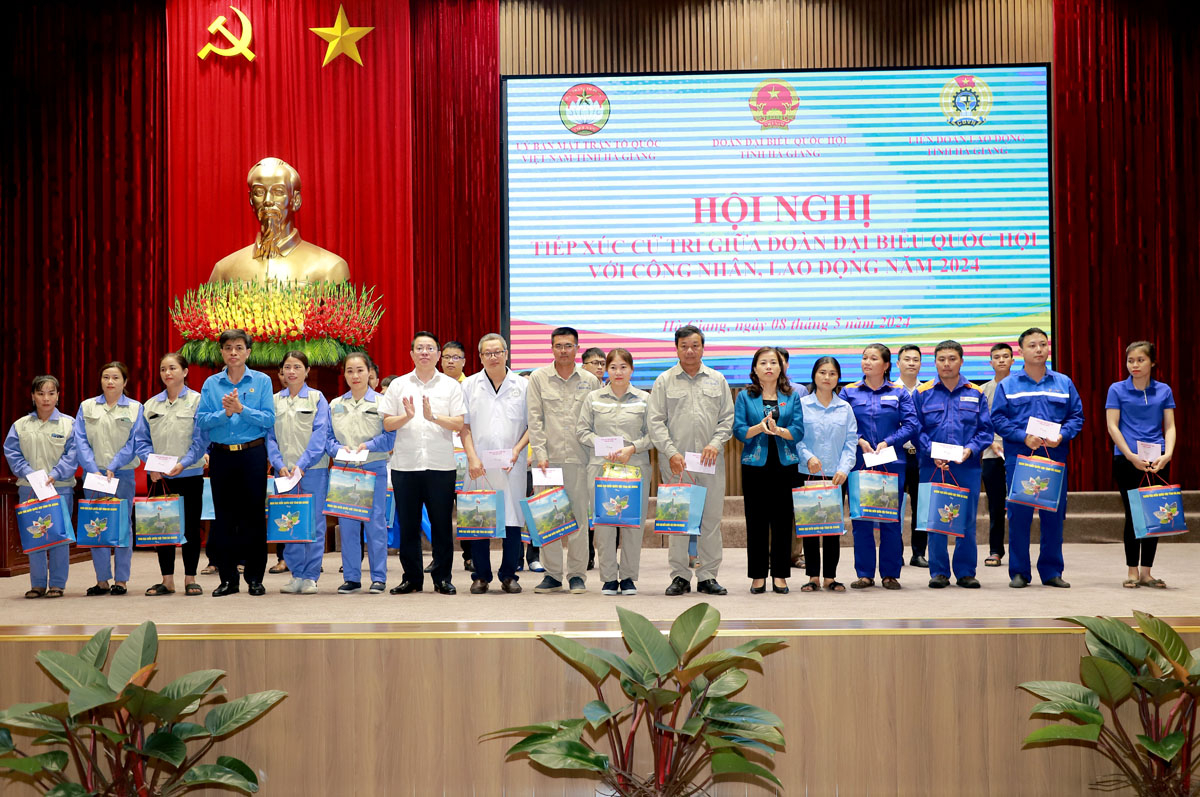 ĐBQH khóa XV đơn vị tỉnh Hà Giang Lý Thị Lan và lãnh đạo LĐLĐ tỉnh tặng quà cho công nhân, lao động có hoàn cảnh khó khăn trên địa bàn tỉnh