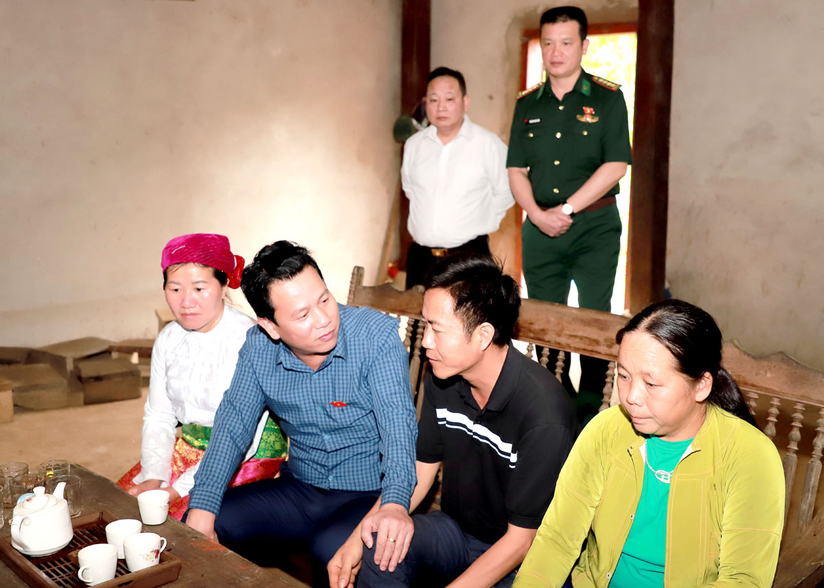 Bộ trưởng Bộ TN&MT Đặng Quốc Khánh cùng Đoàn ĐBQH khóa XV đơn vị tỉnh Hà Giang thăm hỏi gia đình Vàng Mí Pó, thôn Phia Vèn, xã Lạc Nông, huyện Bắc Mê thực hiện tốt Nghị quyết 27 của BCH Đảng bộ tỉnh.