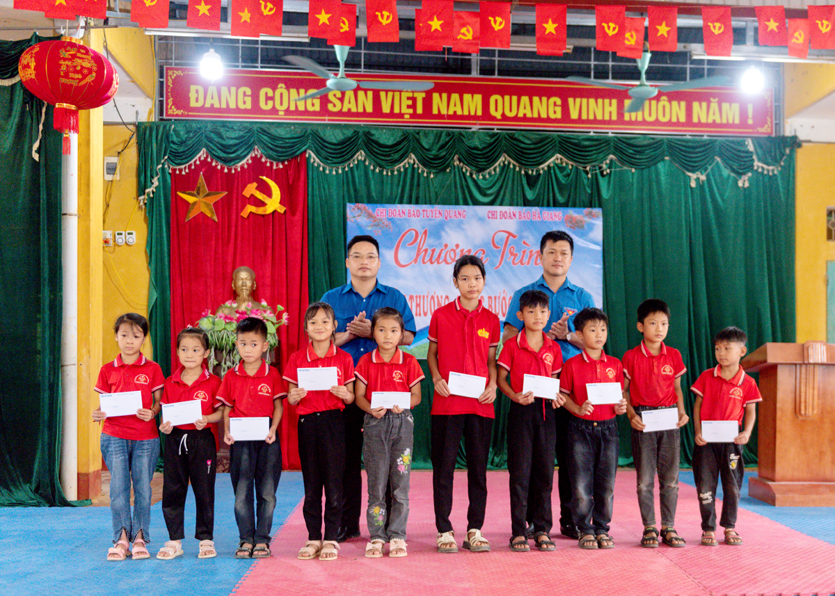 Bí thư chi đoàn Báo Hà Giang và Báo Tuyên Quang  tặng quà cho học sinh có hoàn cảnh khó khăn Trường Tiểu học Kim Bình.