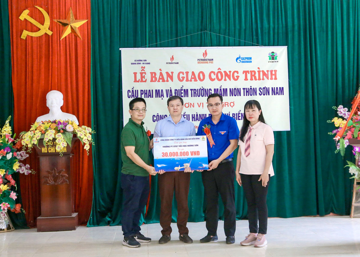 Công đoàn Công ty điều hành dầu khí Biển Đông hỗ trợ 30 triệu đồng cho các em học sinh Trường Mầm non Hương Sơn.