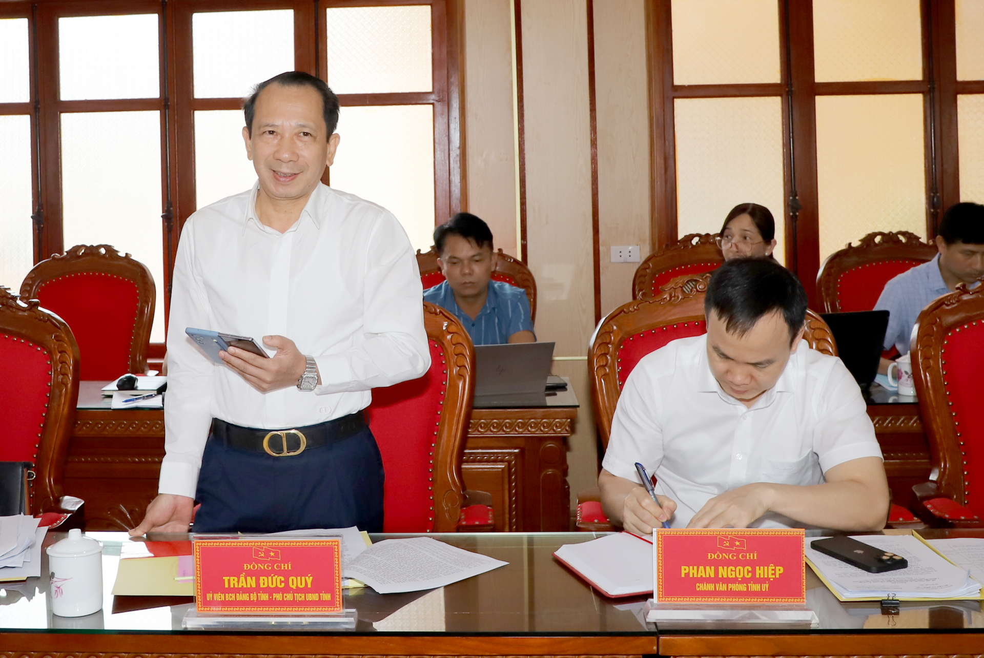 Phó Chủ tịch UBND tỉnh Trần Đức Quý thảo luận tại buổi làm việc.