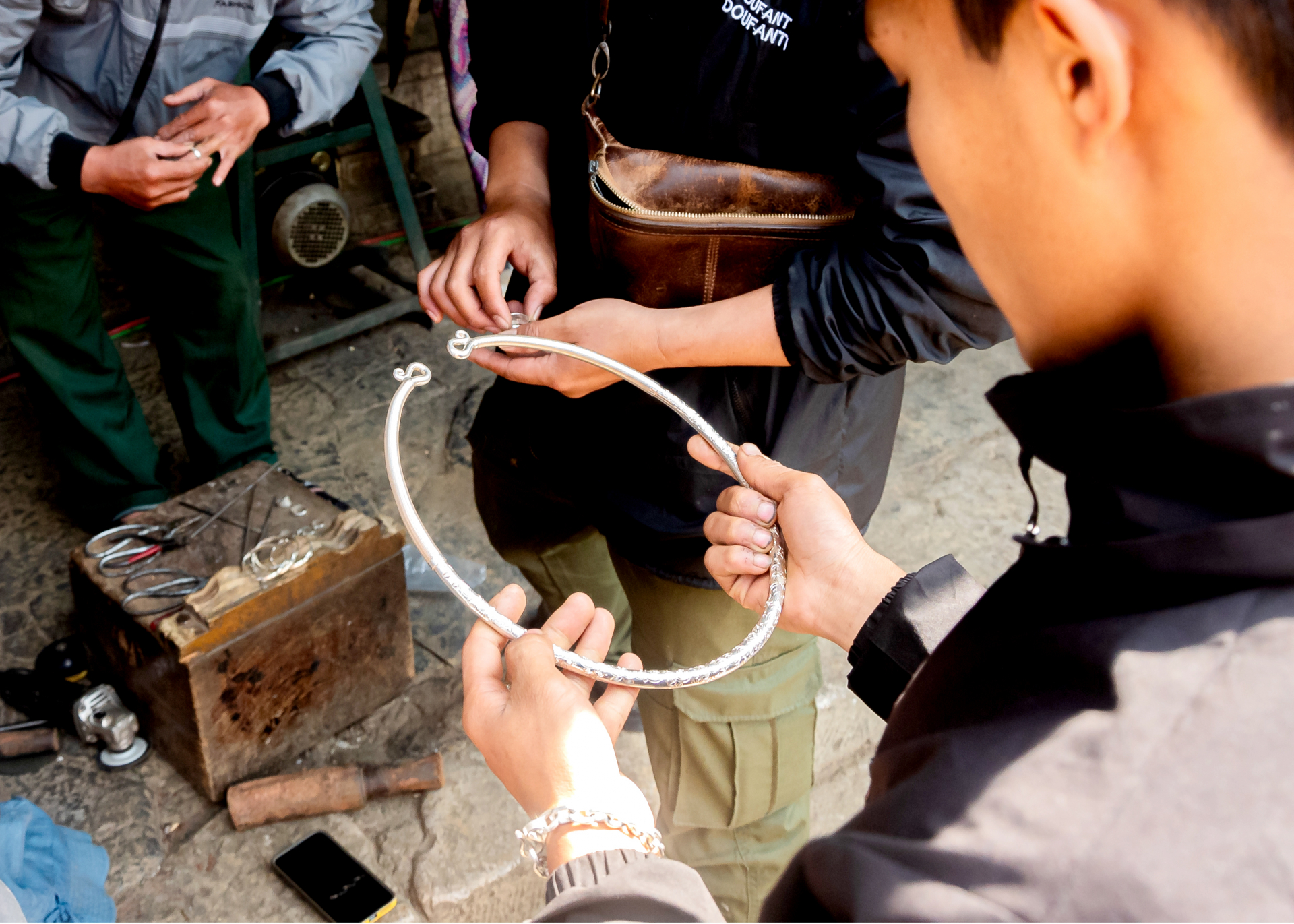 Visitors are introduced to the products and the processes of silver carving. The silver bracelet in the photo was completed by the artisan in one week and cost 15 million VND.