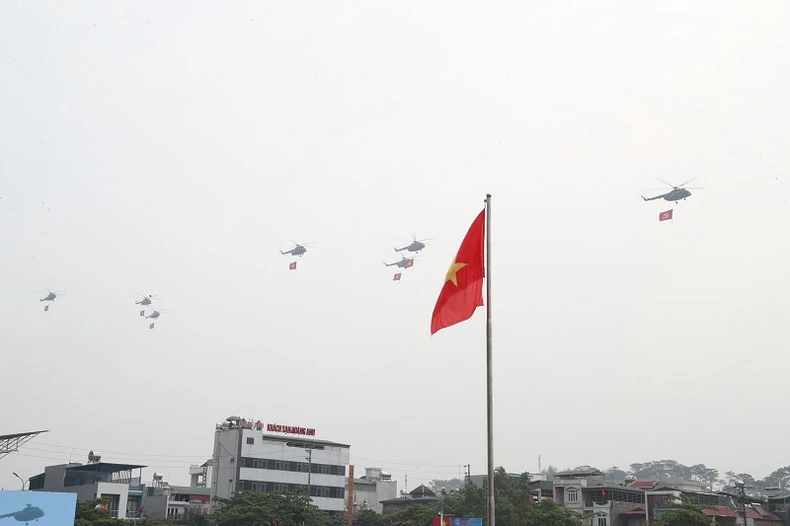 Trên bầu trời, dàn máy bay với Quốc kỳ bay qua lễ đài.