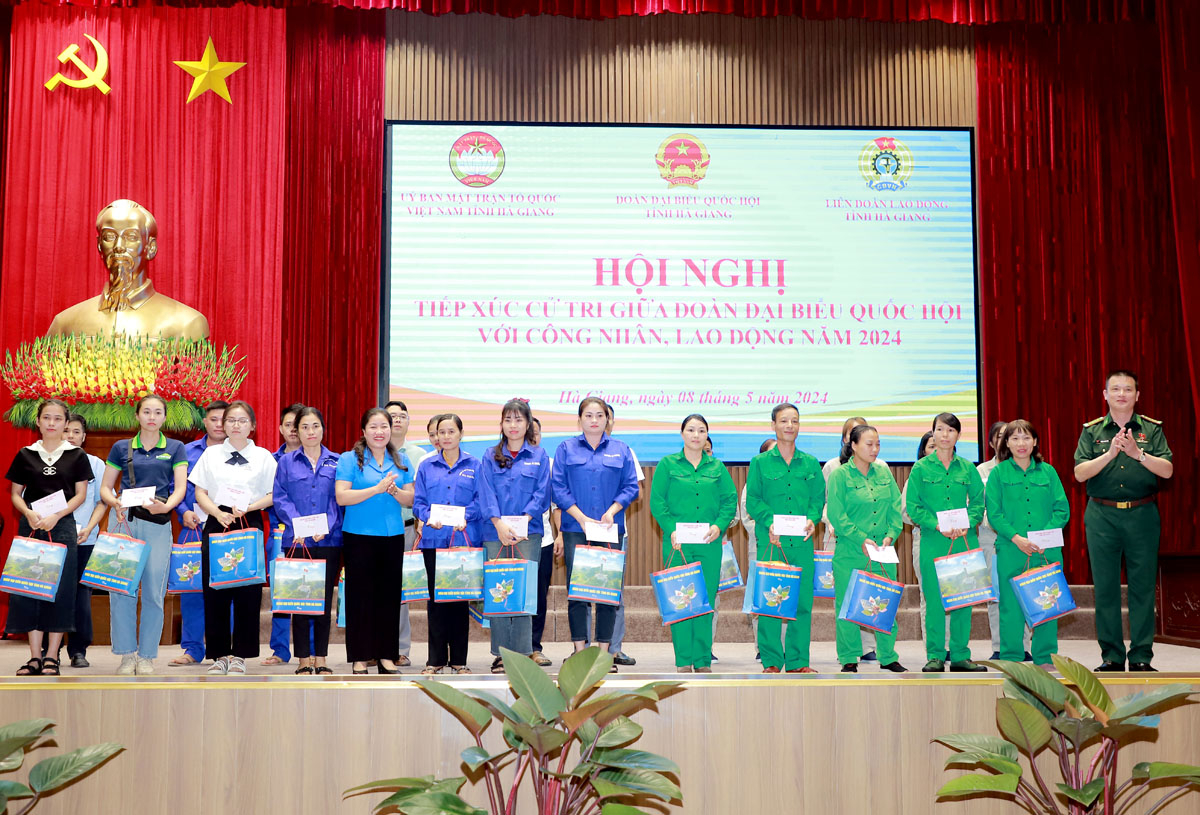 ĐBQH khóa XV đơn vị tỉnh Hà Giang Hoàng Ngọc Định và lãnh đạo LĐLĐ tỉnh tặng quà cho công nhân, lao động có hoàn cảnh khó khăn trên địa bàn tỉnh.