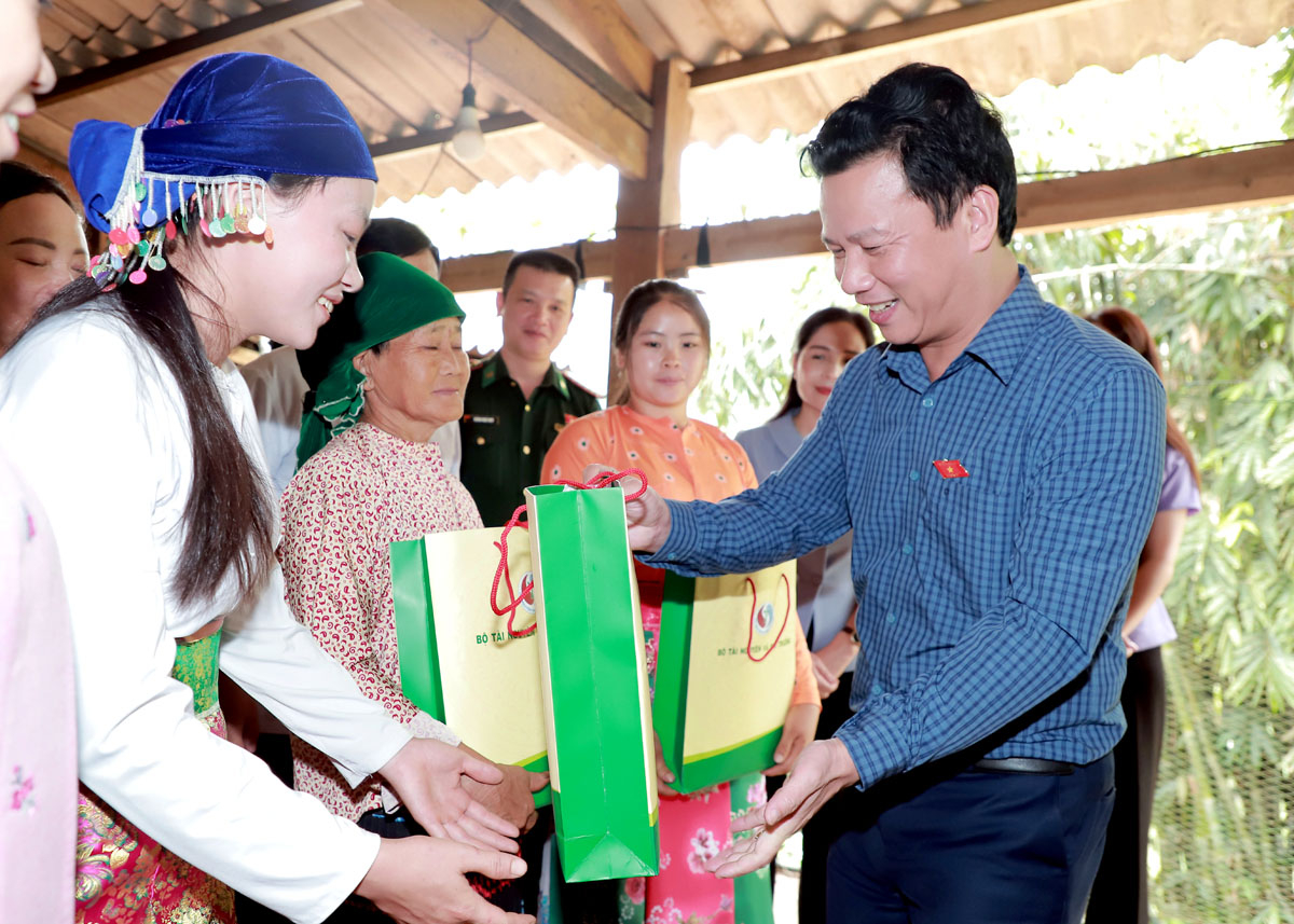 Bộ trưởng Bộ TN&MT Đặng Quốc Khánh tặng quà một số hộ nghèo tại thôn Phia Vèn, xã Lạc Nông, huyện Bắc Mê.