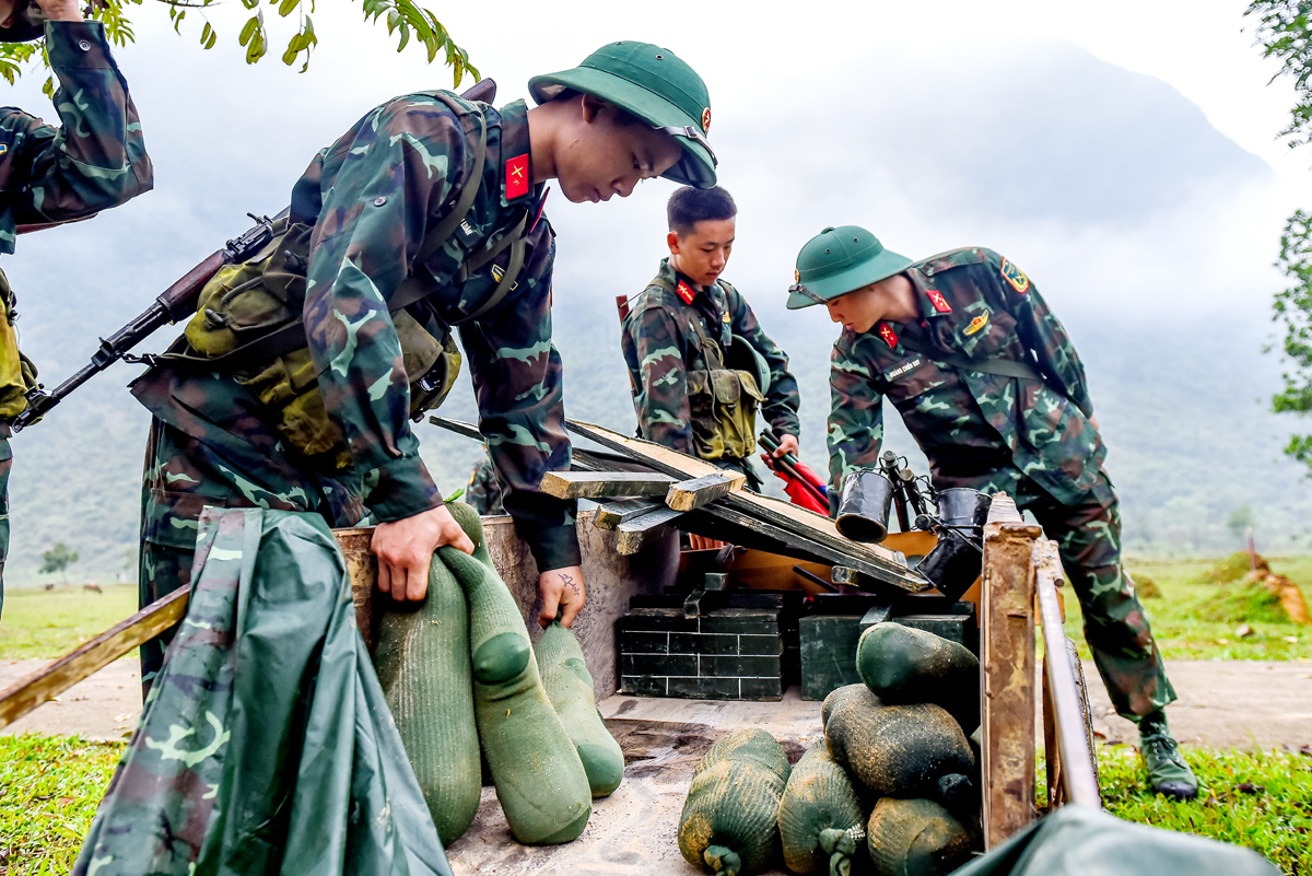 Giờ giấc được quy định liền mạch, thống nhất để rèn luyện nề nếp các chiến sỹ. Các tân binh nhanh chóng chuẩn bị vật chất, vũ khí trang bị học tập, huấn luyện và hành quân đến thao trường để thực hiện chế độ 5 - học tập huấn luyện. Súng, xẻng được cẩn thận mang theo ra thao trường.