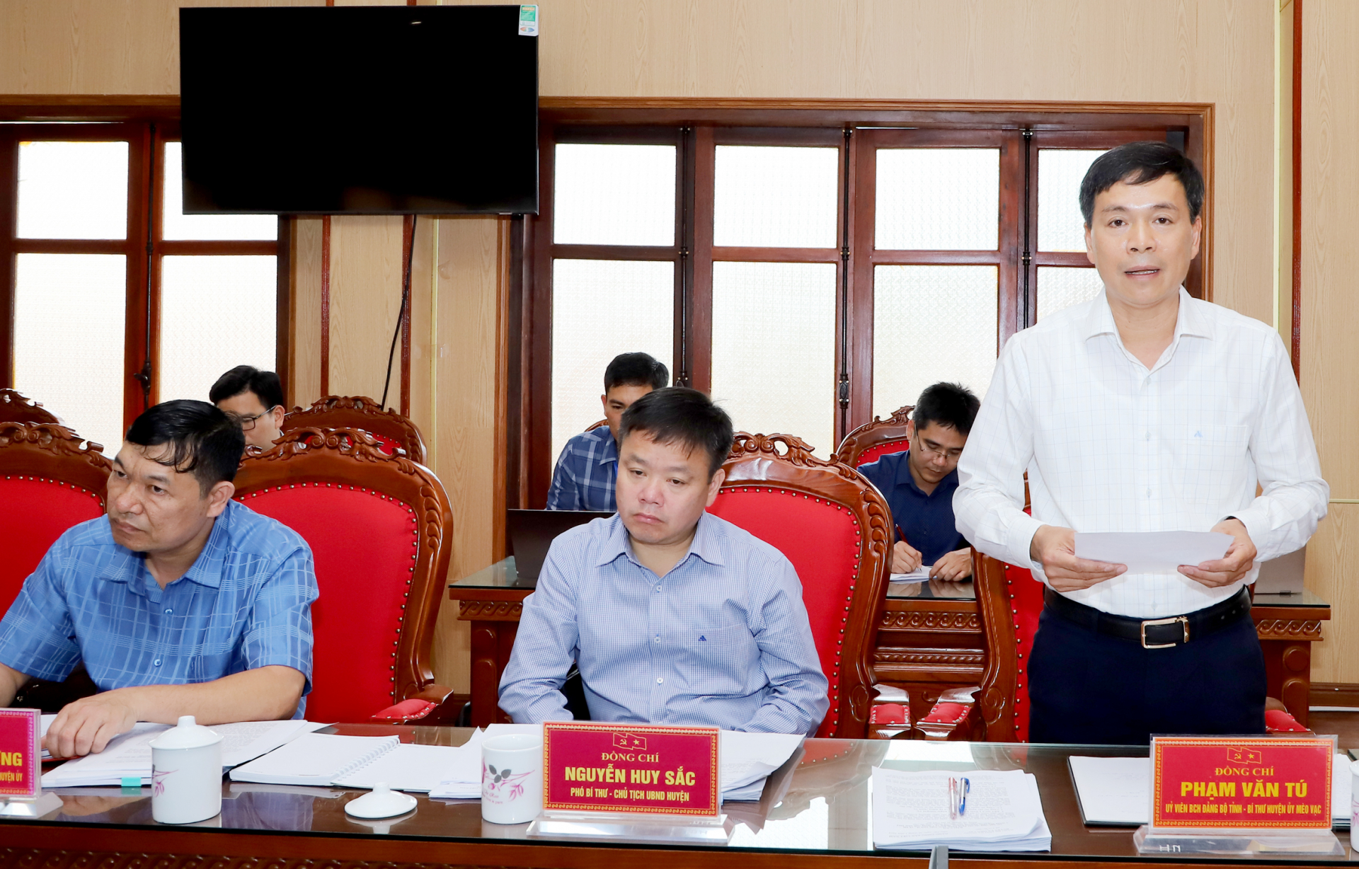 Bí thư Huyện ủy Mèo Vạc Phạm Văn Tú báo cáo tại buổi làm việc