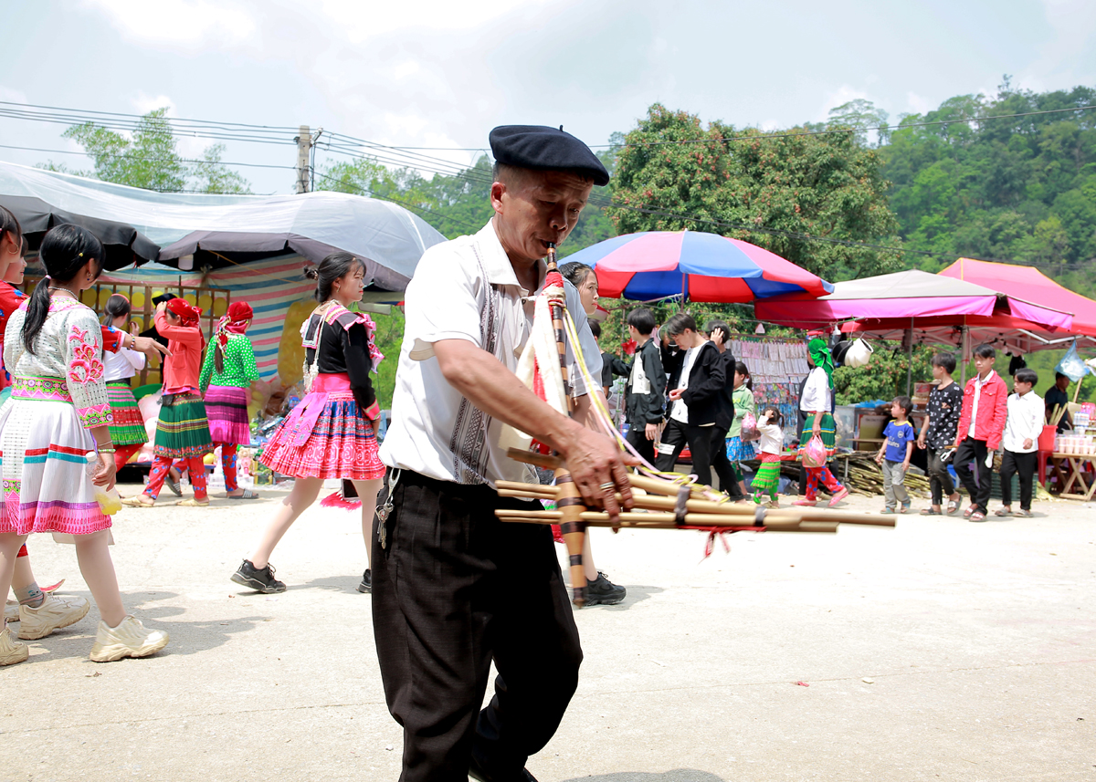 Giao lưu thổi khèn Mông.