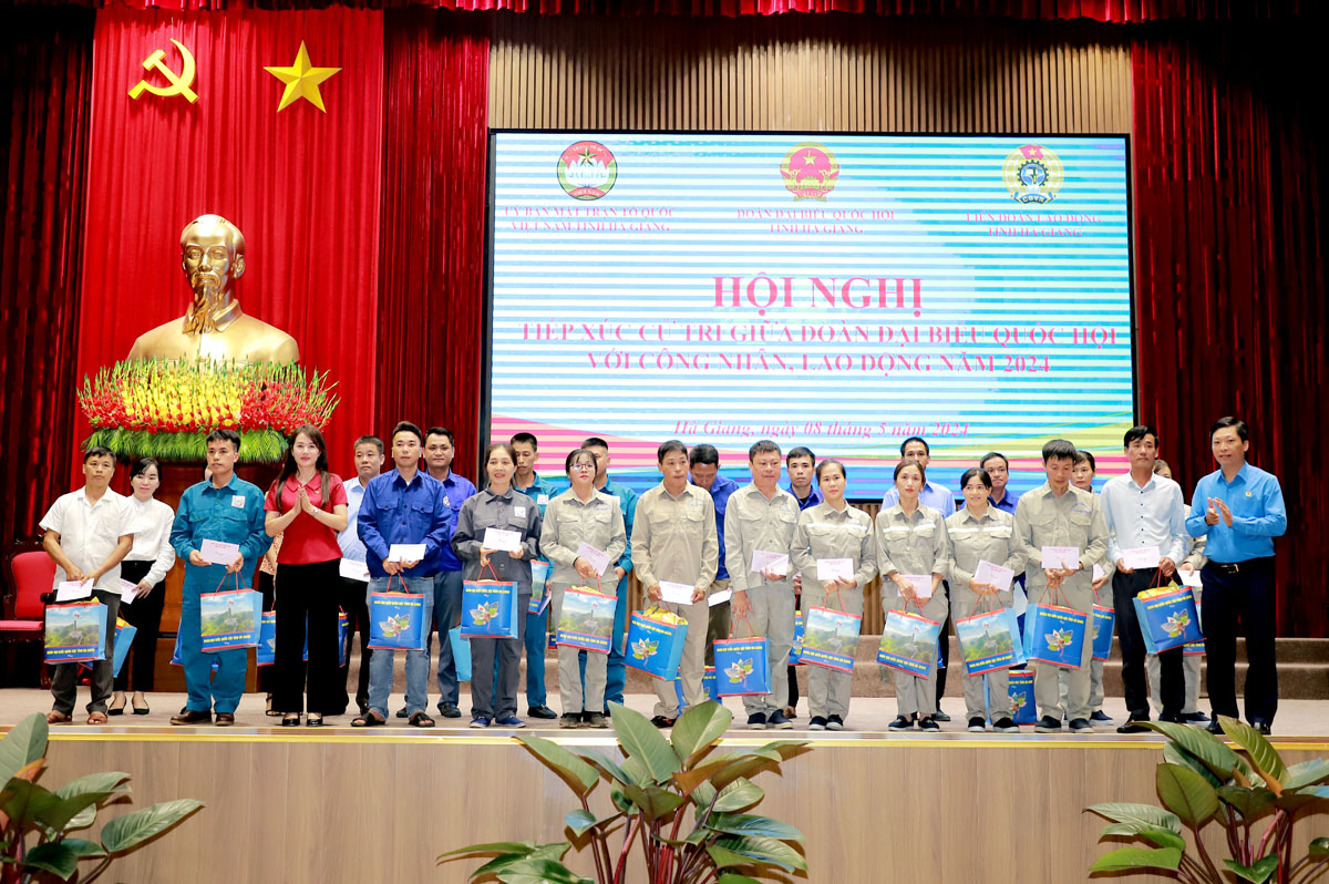ĐBQH khóa XV đơn vị tỉnh Hà Giang Vương Thị Hương và lãnh đạo LĐLĐ tỉnh tặng quà cho công nhân, lao động có hoàn cảnh khó khăn trên địa bàn tỉnh.