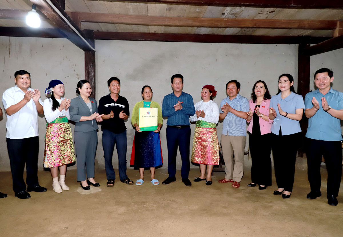 Bộ trưởng Bộ TN&MT Đặng Quốc Khánh cùng Đoàn ĐBQH khóa XV đơn vị tỉnh Hà Giang tặng quà gia đình Vàng Mí Pó, thôn Phia Vèn, xã Lạc Nông.