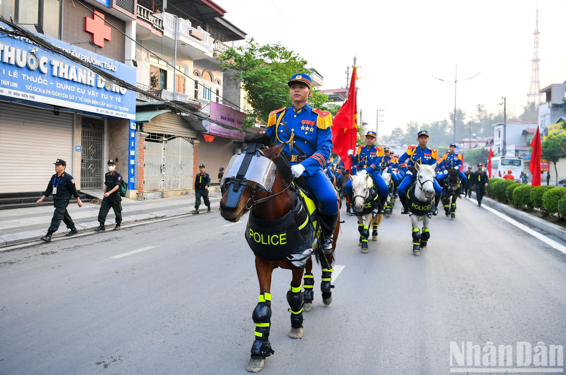 Hình ảnh ấn tượng của lực lượng kỵ binh tại thành phố Điện Biên Phủ sáng 5/5.