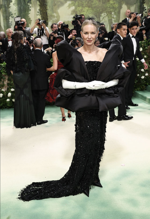 Naomi Watts thu hút sự chú ý với chiếc váy đen lấp lánh với điểm nhấn nổi bật và phần tay áo phồng to như một bông hoa.