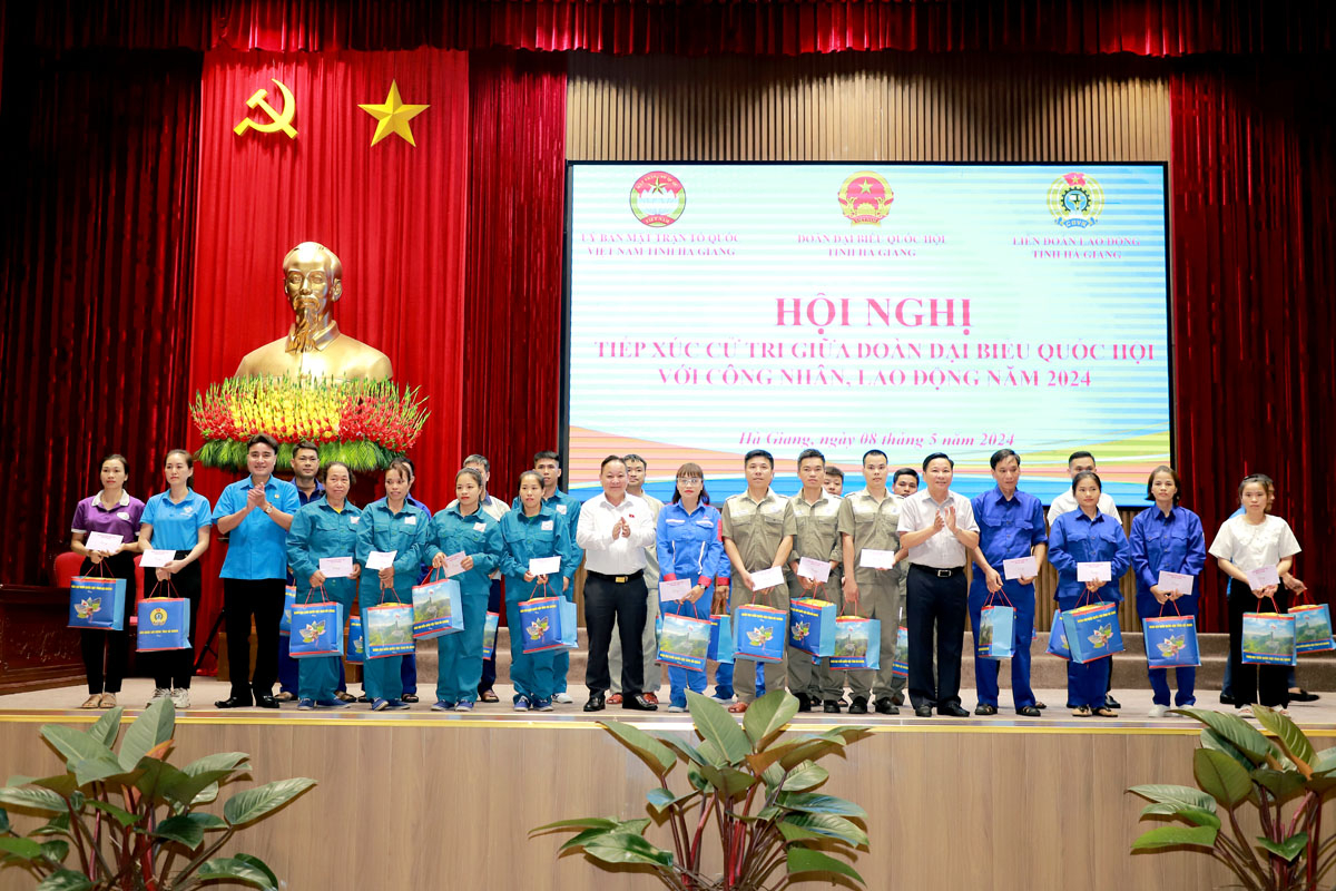 ĐBQH khóa XV đơn vị tỉnh Hà Giang Tráng A Dương và Phó Chủ tịch HĐND tỉnh Hoàng Văn Vịnh cùng lãnh đạo LĐLD tỉnh tặng quà cho công nhân, lao động có hoàn cảnh khó khăn trên địa bàn tỉnh.