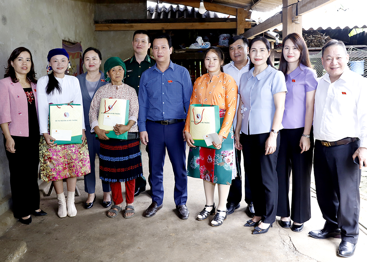 Bộ trưởng Bộ TN&MT Đặng Quốc Khánh cùng Đoàn ĐBQH khóa XV đơn vị tỉnh Hà Giang tặng quà một số hộ nghèo tại thôn Phia Vèn, xã Lạc Nông.