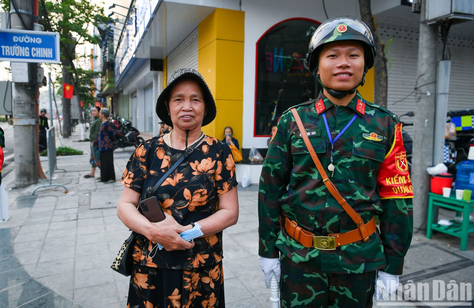 Người dân tranh thủ chụp ảnh lưu niệm với các chiến sĩ bộ đội tại lễ Tổng duyệt.