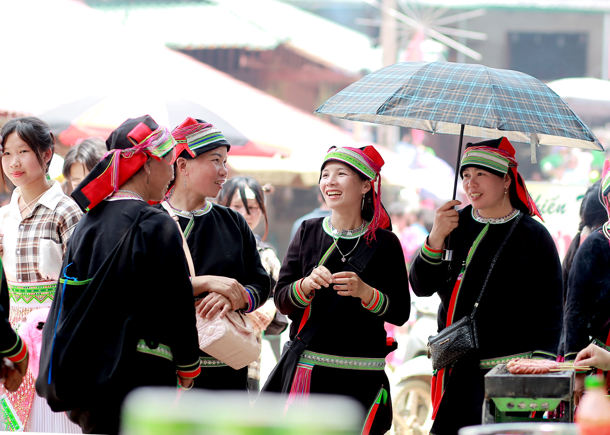 Lễ hội là nơi giao lưu, gặp gỡ, gắn kết giữa các dân tộc trên địa bàn.