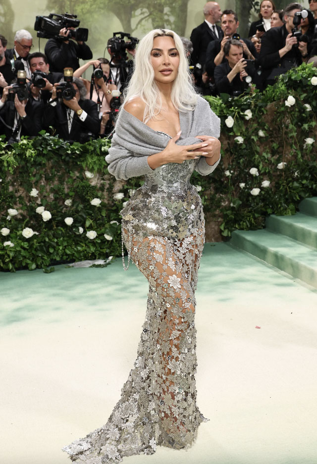 Kim Kardashian tham dự bữa tiệc thời trang năm nay trong trang phục Maison Margiela Artisanal.