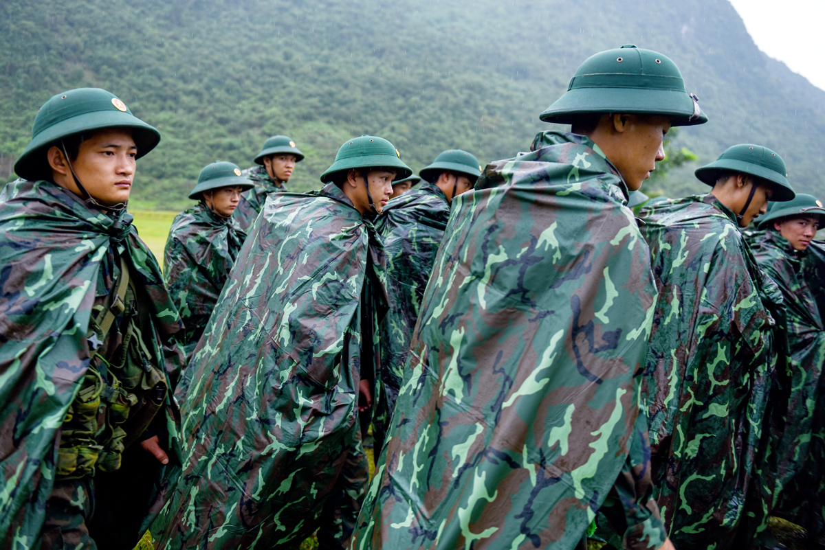 Có những ngày luyện tập ngoài thao trường, cơn mưa bỗng nhiên ùn ùn kéo đến, những hạt mưa lất phất không cản được tinh thần “vượt nắng thắng mưa, say sưa luyện tập”. Chính những yếu tố thử thách của thiên nhiên đã tôi luyện bản lĩnh người chiến sỹ trẻ thêm rắn rỏi.