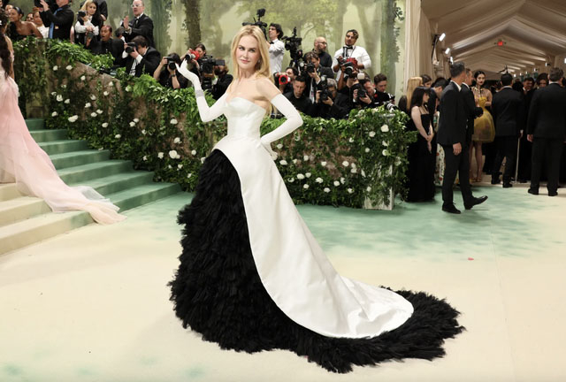 Thay vì khoe sắc rực rỡ, Nicole Kidman lựa chọn chiếc váy với gam màu đen - trắng.