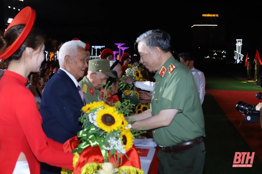 Đại tướng Tô Lâm, Ủy viên Bộ Chính trị, Bộ trưởng Bộ Công an tặng hoa chiến sỹ Điện Biên tham dự chương trình tại điểm cầu Thanh Hóa.
