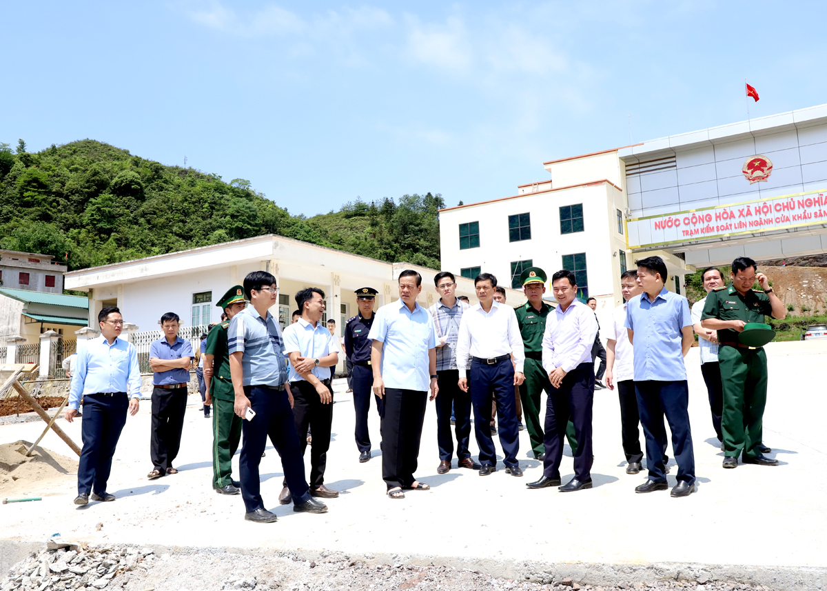 Chủ tịch UBND tỉnh Nguyễn Văn Sơn chỉ đạo việc hoàn thiện các hạng mục tại Trạm kiểm soát liên ngành Cửa khẩu Săm Pun.
