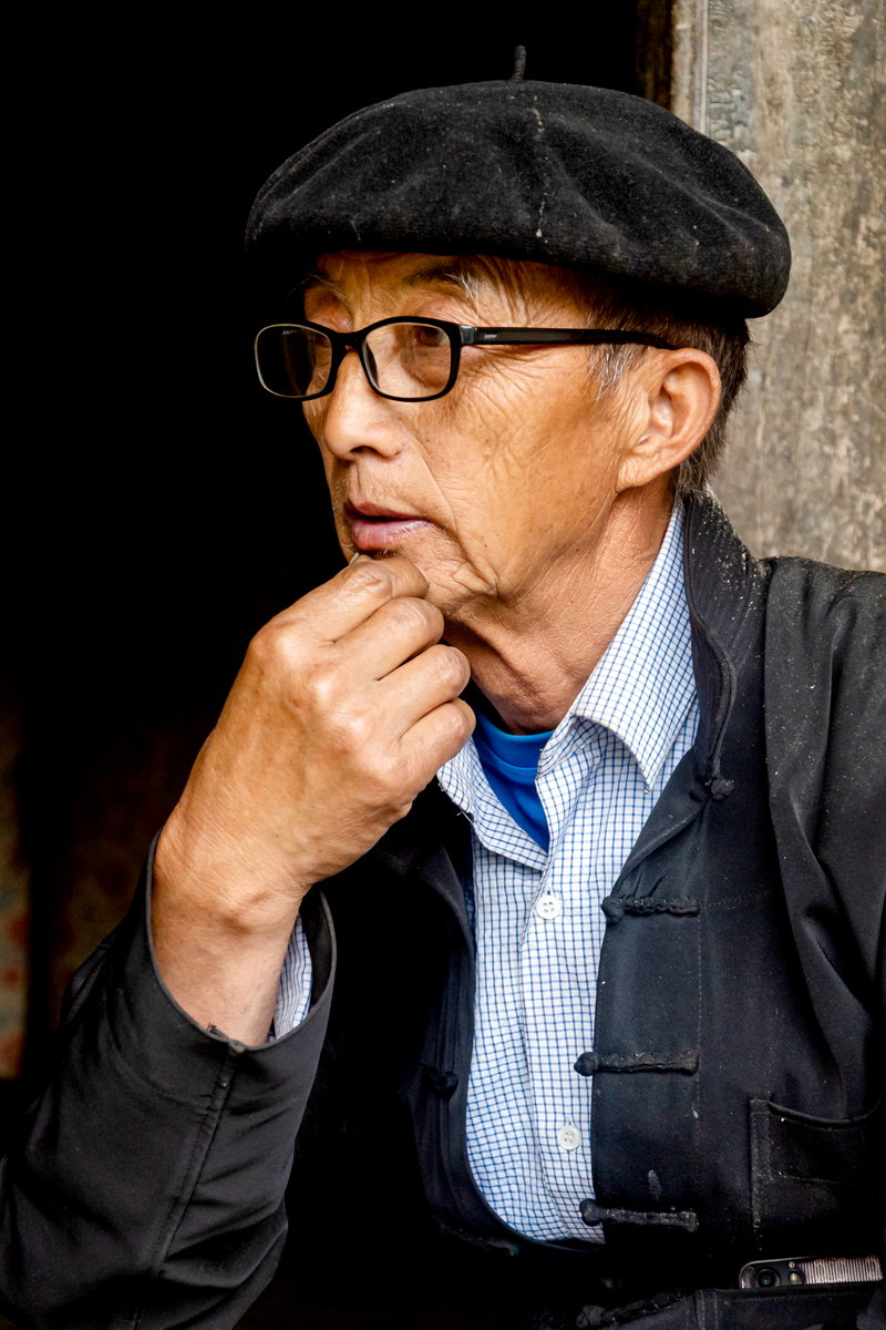 Mua Se Sinh is the 5th generation silver carving artisan of the Mua family. He began his silver carving career when he was only 16. Every day, Sinh still diligently crafts silver jewellery; however, due to his old age and increasingly poor eyesight, he can no longer make products as much as before.