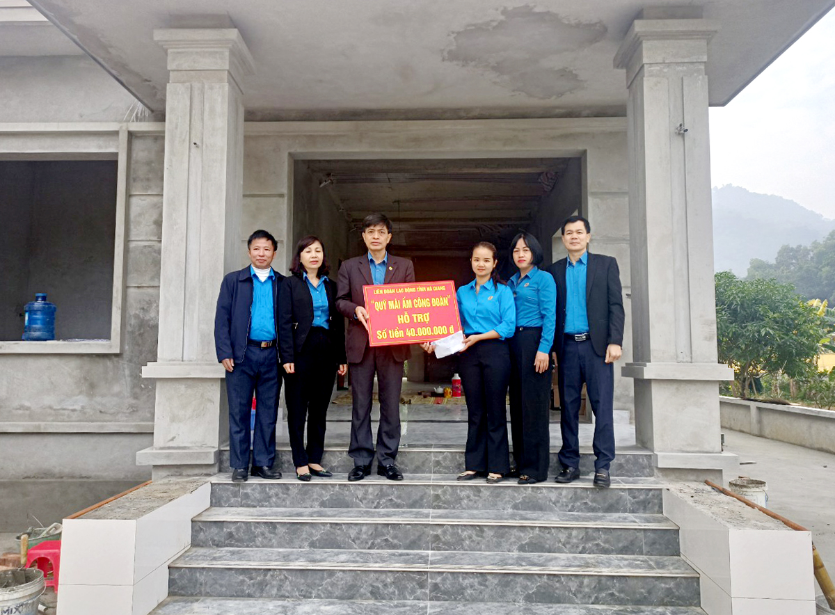 Lãnh đạo LĐLĐ tỉnh trao tiền hỗ trợ từ Quỹ “Mái ấm Công đoàn” cho chị Lưu Thị Thắm, thôn Làng Vàng, thị trấn Vị Xuyên (Vị Xuyên)