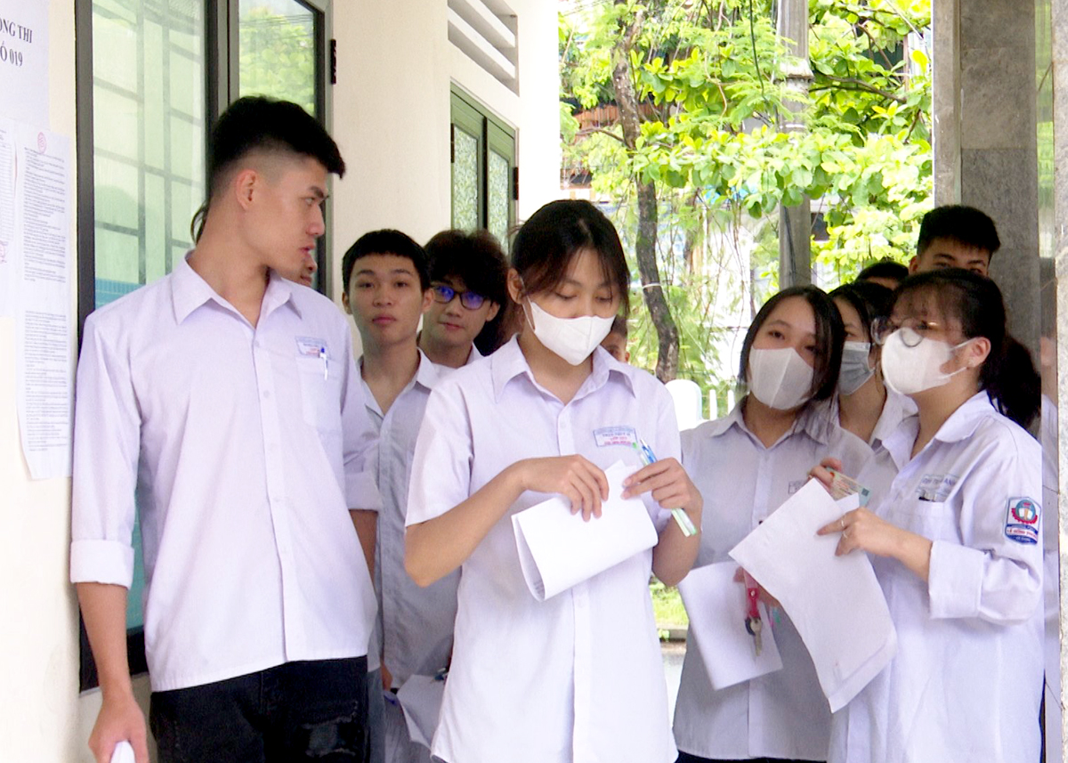 Các thí sinh chuẩn bị vào phòng tbi tại điểm thi Trường THPT Chuyên Hà Giang năm 2023. Ảnh: PV