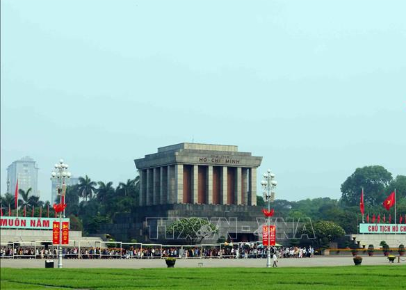 Đông đảo người dân từ khắp nơi xếp hàng vào Lăng viếng Chủ tịch Hồ Chí Minh. Ảnh: Phạm Kiên/TTXVN