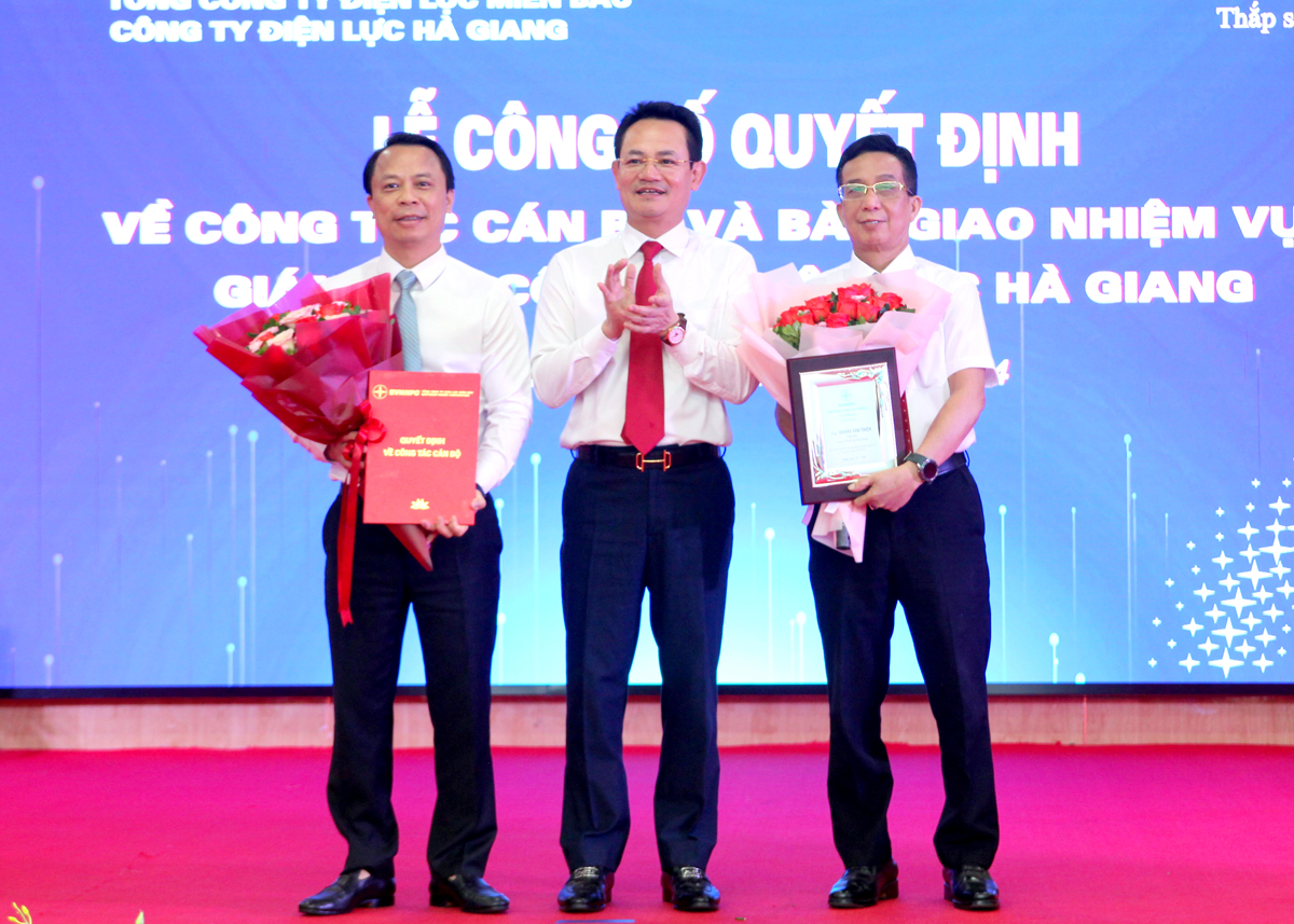 Lãnh đạo Tổng Công ty Điện lực miền Bắc trao quyết định, tặng hoa chúc mừng đồng chí Hoàng Văn Thiện và đồng chí Trần Văn Bằng.
