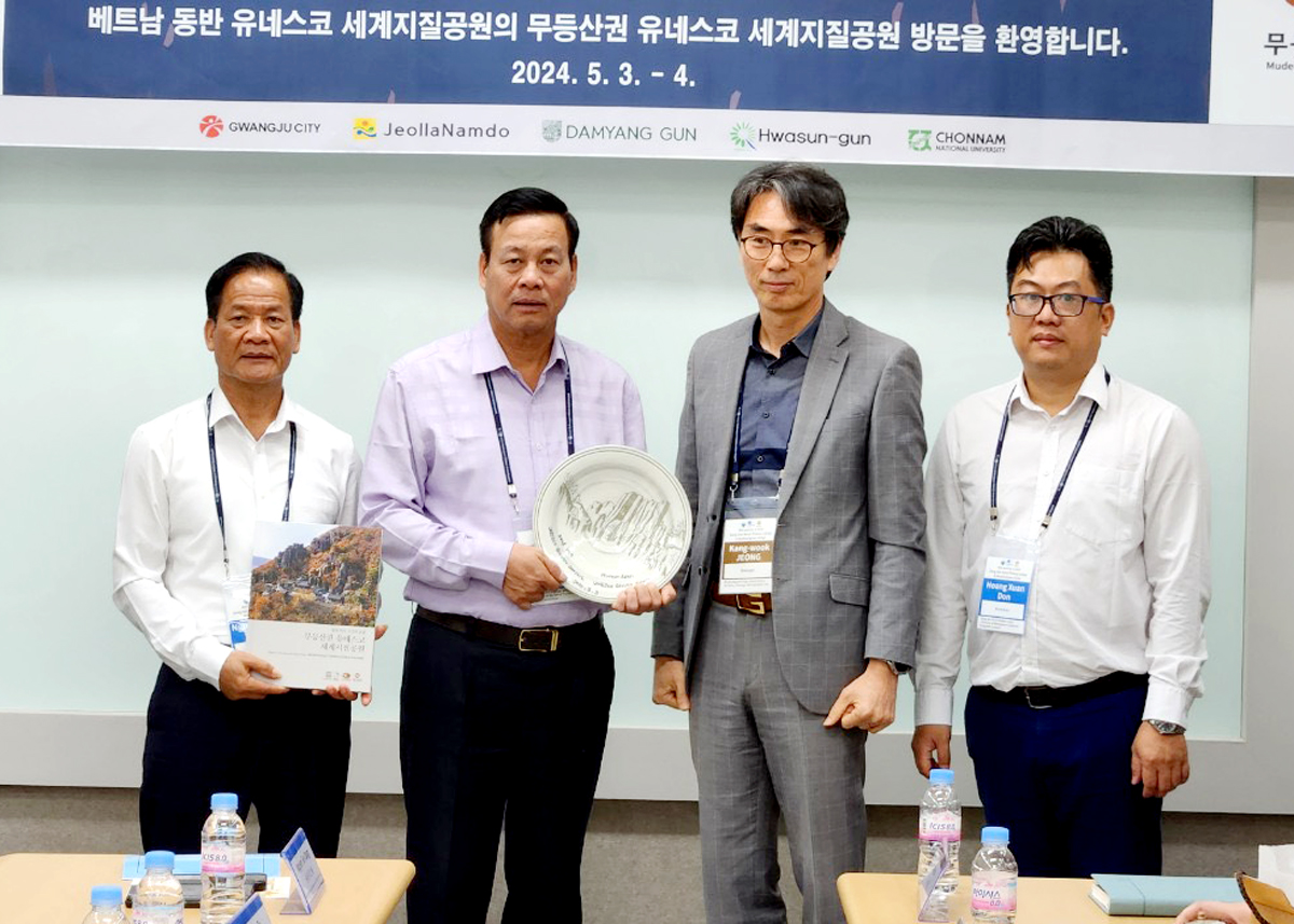 Giáo sư Min Huh, Chủ tịch Hội địa chất quốc gia Hàn Quốc tặng quà lưu niệm cho Chủ tịch UBND tỉnh Nguyễn Văn Sơn.