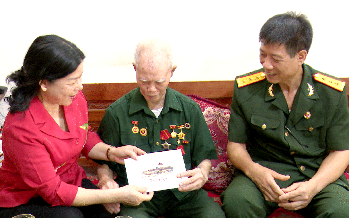 Bí thư Thành ủy Chúng Thị Chiên tặng quà ông Nguyễn Xuân Lợi, tổ 5, phường Minh Khai.