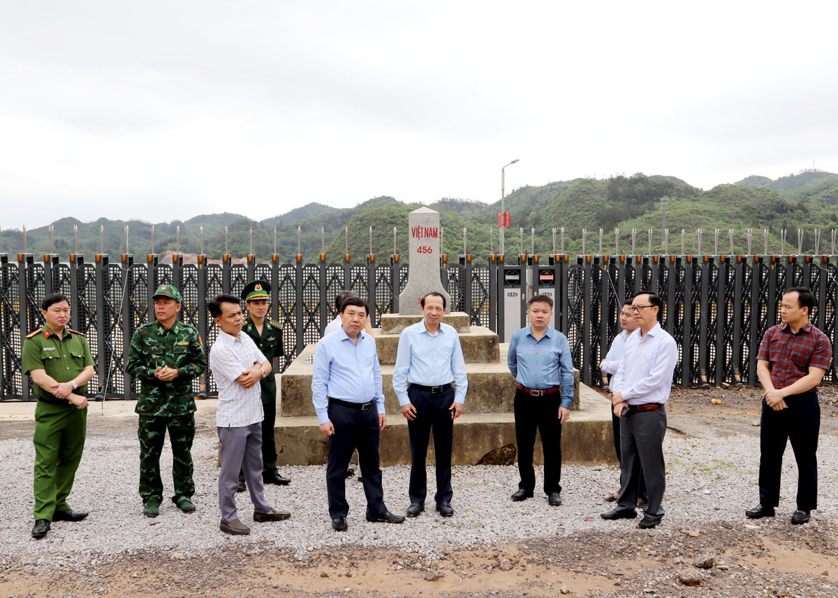 Quyền Bí thư Tỉnh ủy Nguyễn Mạnh Dũng cùng các đồng chí lãnh đạo tỉnh kiểm tra dự án hạ tầng Trạm kiểm soát liên ngành cửa khẩu Săm Pun - Điền Bồng.